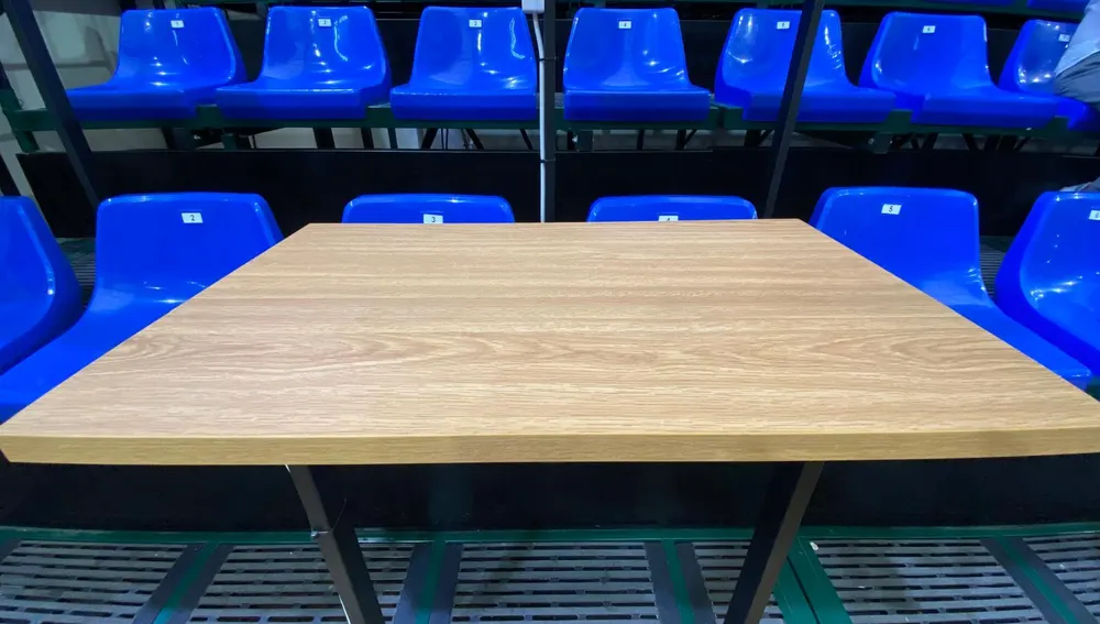 A pesar de los cambios y de la sugerencia para solventar el problema, uno de los pupitres de los periodistas sigue estando entre dos butacas A pesar de los cambios y de la sugerencia para solventar el problema, uno de los pupitres de los periodistas sigue estando entre dos butacas