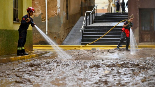 Labores de limpieza de calles en Santa B&aacute;rbara (Tarragona) 