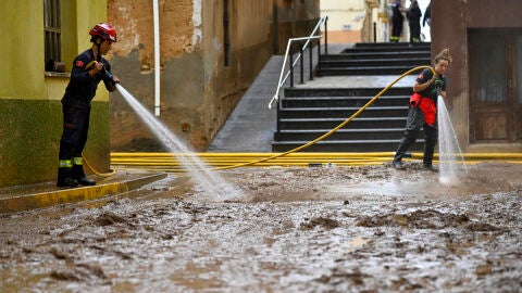 Labores de limpieza de calles en Santa B&aacute;rbara (Tarragona) 
