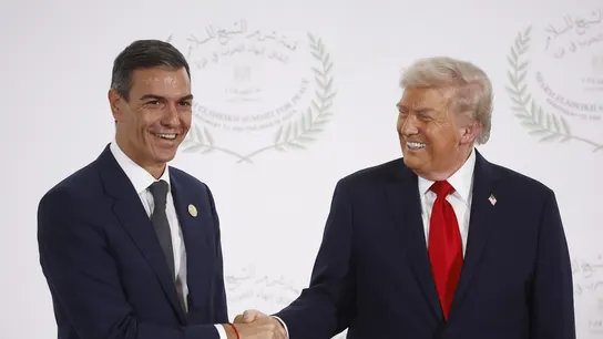 Pedro Sánchez y Donald Trump se saludan en la cumbre de la paz Pedro Sánchez y Donald Trump se saludan en la cumbre de la paz