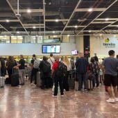 Cues a l'estació de Sants en una jornada de trens suspesos per la dana Alice