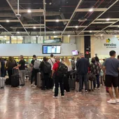Cues a l'estació de Sants en una jornada de trens suspesos per la dana Alice Cues a l'estació de Sants en una jornada de trens suspesos per la dana Alice