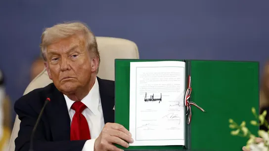 Trump muestra el documento firmado Trump muestra el documento firmado