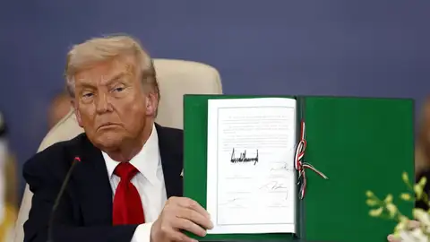 Trump firma el fin de la guerra en Gaza frente a una treintena de líderes mundiales: "Nunca había visto tanta felicidad"