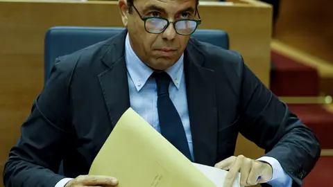 El president de la Generalitat, Carlos Mazón, antes del comienzo de u pleno en Les Corts Valencianes. El president de la Generalitat, Carlos Mazón, antes del comienzo de u pleno en Les Corts Valencianes.