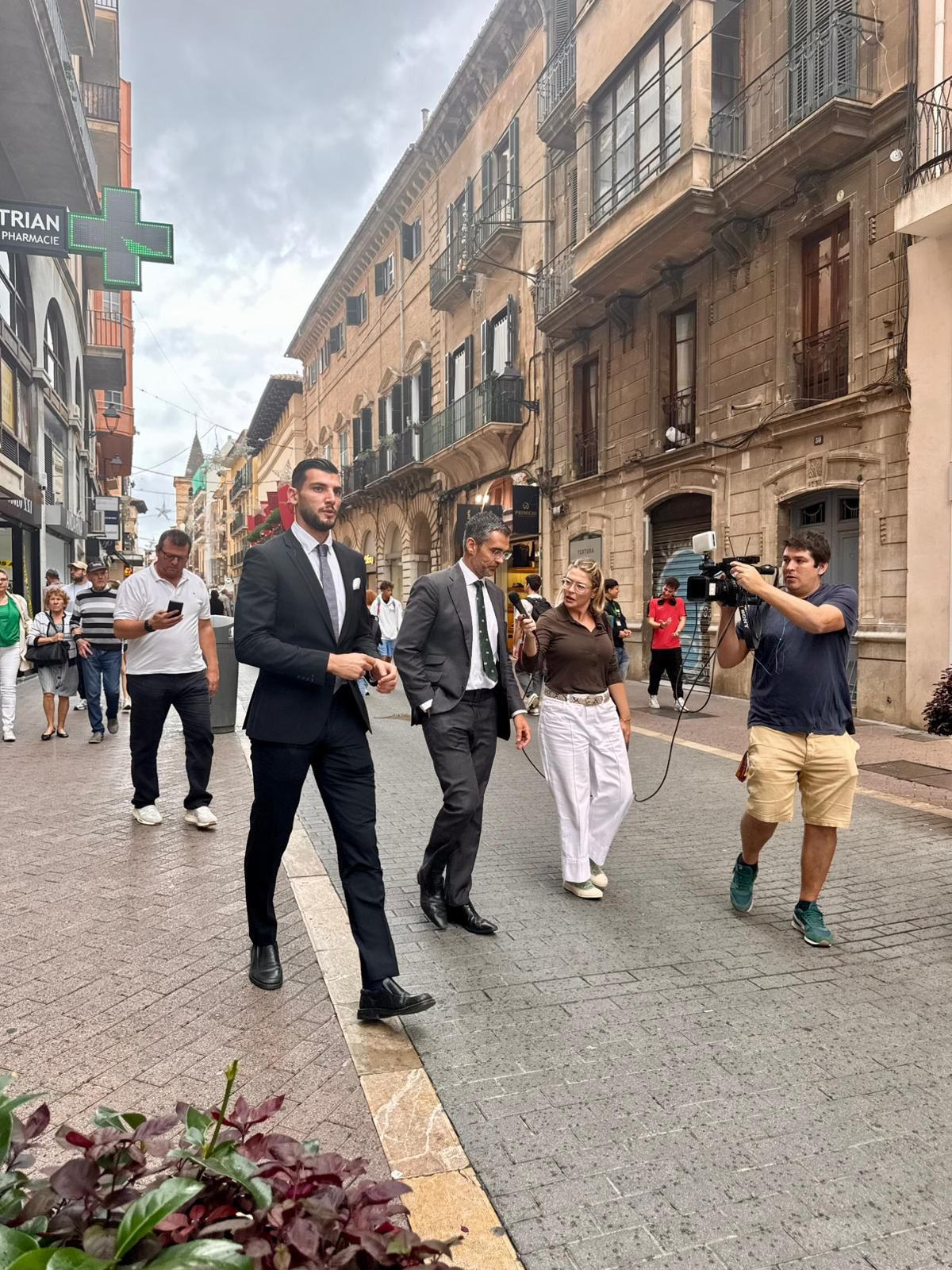 El futbolista del Elche Rafa Mir se acoge a su derecho a no declarar y afronta el juicio “fuerte y preparado” El futbolista del Elche Rafa Mir se acoge a su derecho a no declarar y afronta el juicio “fuerte y preparado”