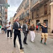 Rafa Mir junto a su abogado en una calle. 