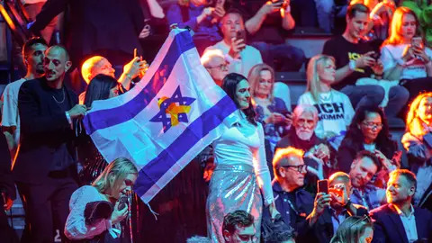 Aficionados israelíes portando la bandera del país durante la segunda semifinal del concurso en 2025 Aficionados israelíes portando la bandera del país durante la segunda semifinal del concurso en 2025