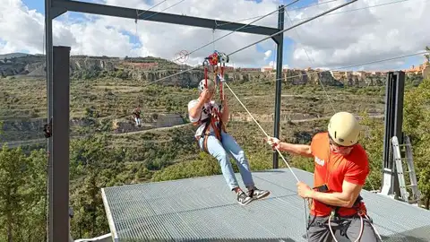 Cantavieja inaugura la primera tirolina en un Pueblo Bonito de España TIROLINA