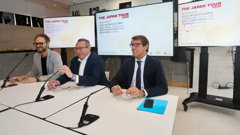 El presidente de la diputación Toni Pérez, el diputado Juan de Dios Navarro y el director titular Josep Vicent en la presentación de la gira El presidente de la diputación Toni Pérez, el diputado Juan de Dios Navarro y el director titular Josep Vicent en la presentación de la gira