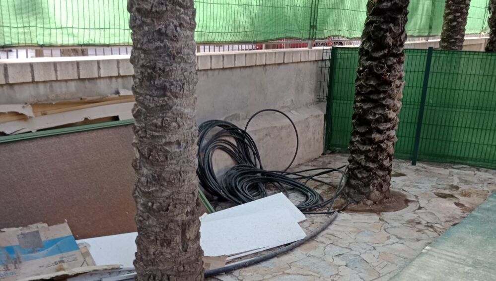 Una zona del colegio acumula enseres y material 