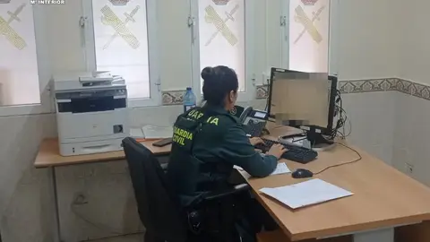 Agente investigando Agente investigando