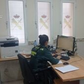 Agente investigando