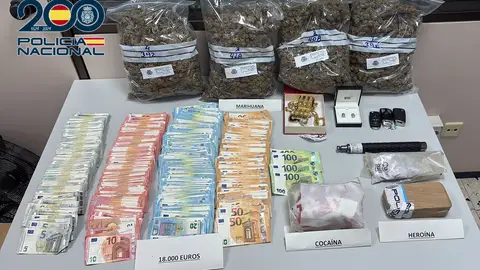 Efectos aprehendidos tras los registros realizados por la Policia Nacional en Alzira, Algemesí y Valencia Efectos aprehendidos tras los registros realizados por la Policia Nacional en Alzira, Algemesí y Valencia