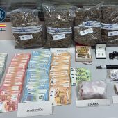 Efectos aprehendidos tras los registros realizados por la Policia Nacional en Alzira, Algemesí y Valencia