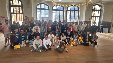Foto de familia del los participantes en los Encuentros de Juventud de Cabue&ntilde;es 2025