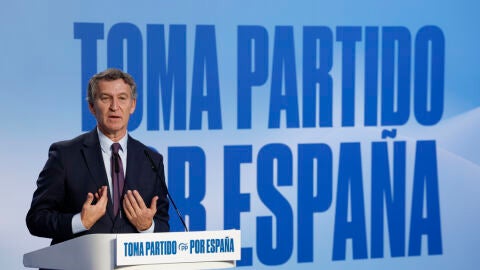 Alberto Núñez Feijóo durante la presentación de su plan sobre inmigración/ EFE/Toni Albir Alberto Núñez Feijóo durante la presentación de su plan sobre inmigración/ EFE/Toni Albir