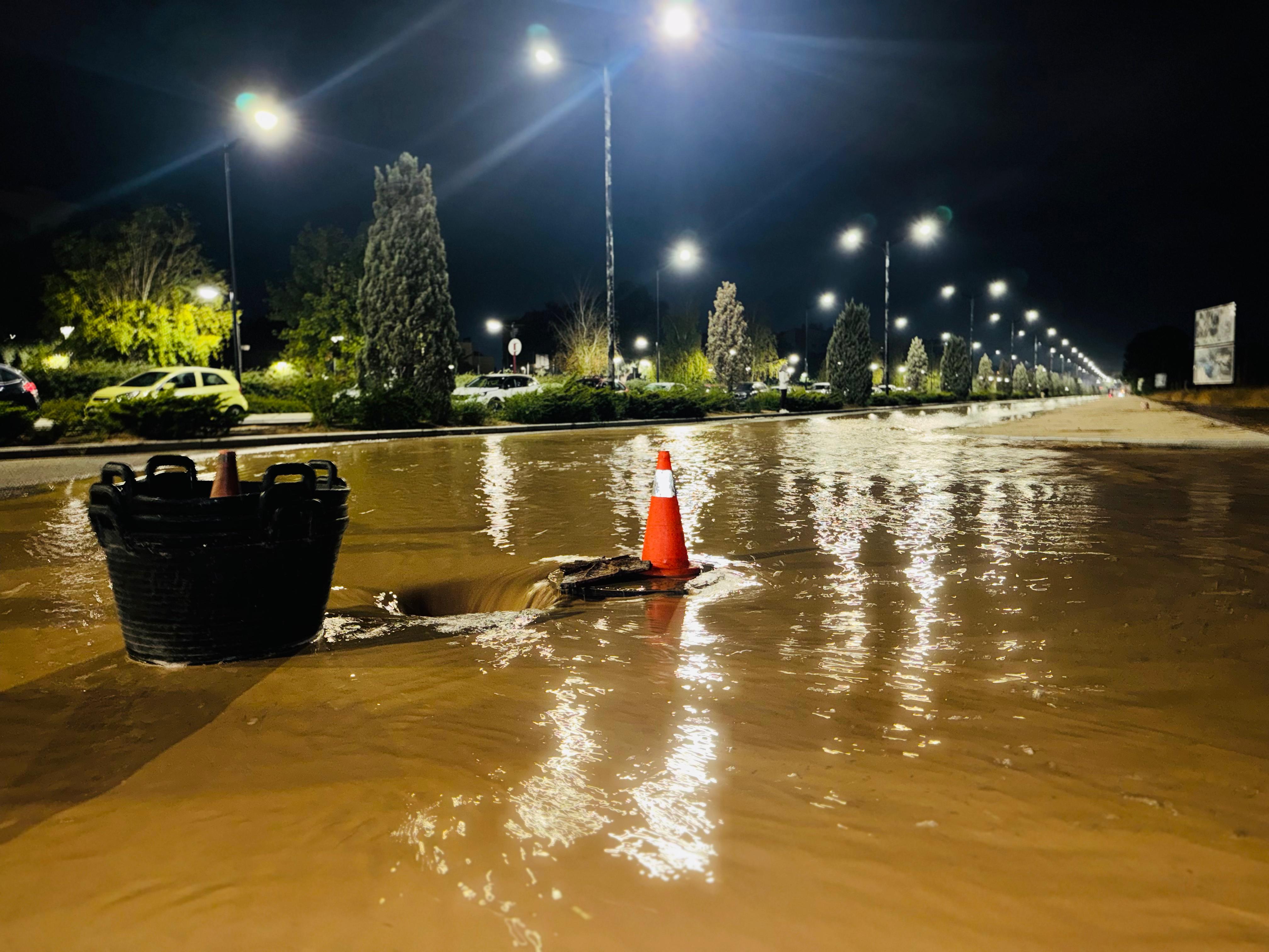 Cortes al tráfico e inundaciones ante las intensas lluvias de este lunes Cortes al tráfico e inundaciones ante las intensas lluvias de este lunes