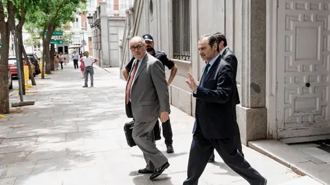 José Luis Ábalos sale del Tribunal Supremo junto con el abogado José Aníbal Álvarez José Luis Ábalos sale del Tribunal Supremo junto con el abogado José Aníbal Álvarez