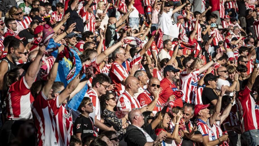 La afici&oacute;n del Sporting celebra la victoria