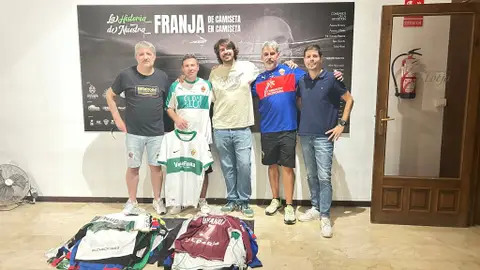 Los organizadores y colabores de la exposición 'La Historia de Nuestra Franja'. Los organizadores y colabores de la exposición 'La Historia de Nuestra Franja'.