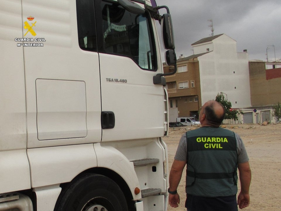 La Guardia Civil de Villena detiene a una mujer por el robo de la cabina de un camión y un remolque lleno de aceite de oliva y girasol La Guardia Civil de Villena detiene a una mujer por el robo de la cabina de un camión y un remolque lleno de aceite de oliva y girasol