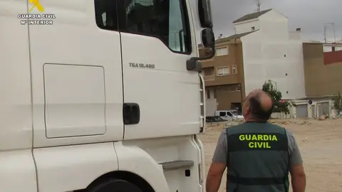 Un agente de la Guardia Civil junto a la cabeza tractora del camión que se ha podido recuperar tras ser robada. Un agente de la Guardia Civil junto a la cabeza tractora del camión que se ha podido recuperar tras ser robada.