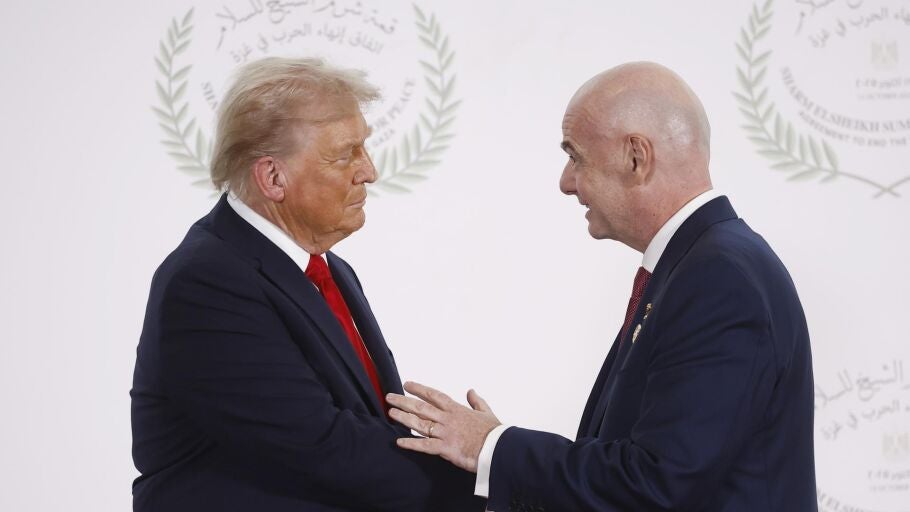 Donald Trump y Gianni Infantino se saludan en la cumbre de la paz