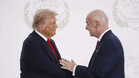 Donald Trump y Gianni Infantino se saludan en la cumbre de la paz Donald Trump y Gianni Infantino se saludan en la cumbre de la paz