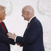 Donald Trump y Gianni Infantino se saludan en la cumbre de la paz Donald Trump y Gianni Infantino se saludan en la cumbre de la paz