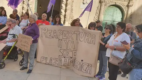 Un instante de la concentración en la plaza del Ayuntamiento Un instante de la concentración en la plaza del Ayuntamiento