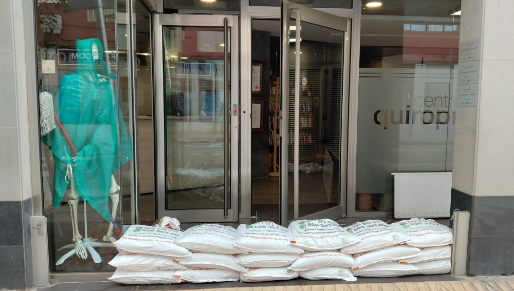 Los comercios se han protegido como han podido de cara a las fuertes lluvias