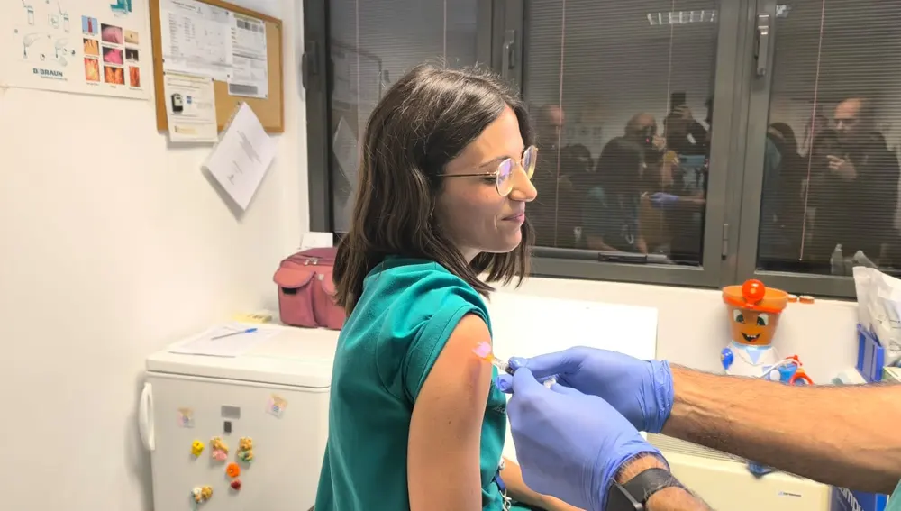 Una profesional sanitaria se vacuna contra la gripe Una profesional sanitaria se vacuna contra la gripe