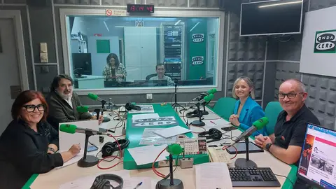 El Gobierno Local señala que Santiago "es una ciudad segura" y "no hay aumento de la conflictividad mientras la oposición reclama "mayor diálogo con los vecinos" y "mayor presencia policial" El Gobierno Local señala que Santiago "es una ciudad segura" y "no hay aumento de la conflictividad mientras la oposición reclama "mayor diálogo con los vecinos" y "mayor presencia policial"