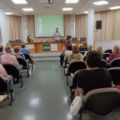 El salón de actos de la UNED es el escenario de una nueva conferencia blanca.