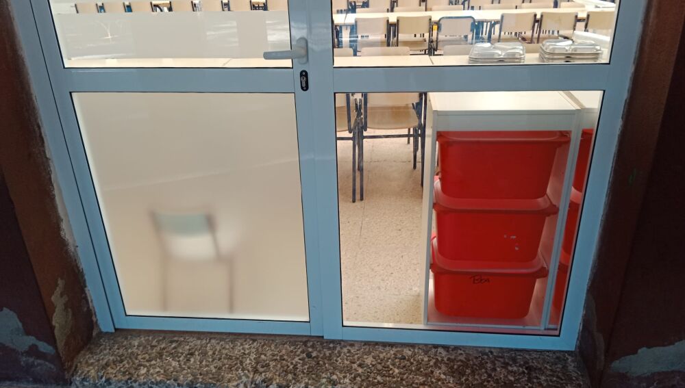 Ventana sin cristal en el centro escolar oriolano