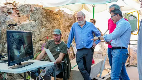 Gallardo visita la mina La Paloma en Zarza la Mayor y reitera que pedirán al Gobierno que recurra la ley de concordia de PP y Vox. Gallardo visita la mina La Paloma en Zarza la Mayor y reitera que pedirán al Gobierno que recurra la ley de concordia de PP y Vox.