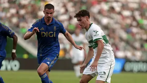 Rodrigo Mendoza, ante el Oviedo con el Elche. Rodrigo Mendoza, ante el Oviedo con el Elche.