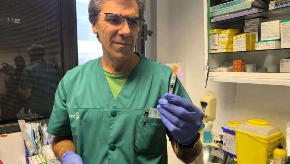 Un enfermero muestra la vacuna contra la gripe