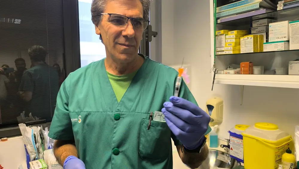 Un enfermero muestra la vacuna contra la gripe Un enfermero muestra la vacuna contra la gripe