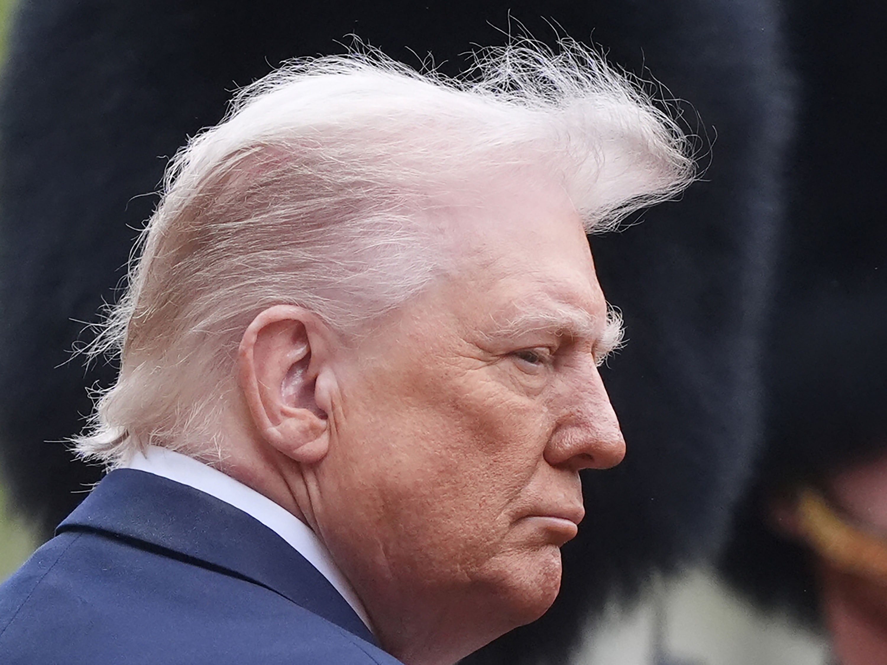 Trump se indigna con su portada en Time: "¡Me han borrado el pelo!" Trump se indigna con su portada en Time: "¡Me han borrado el pelo!"