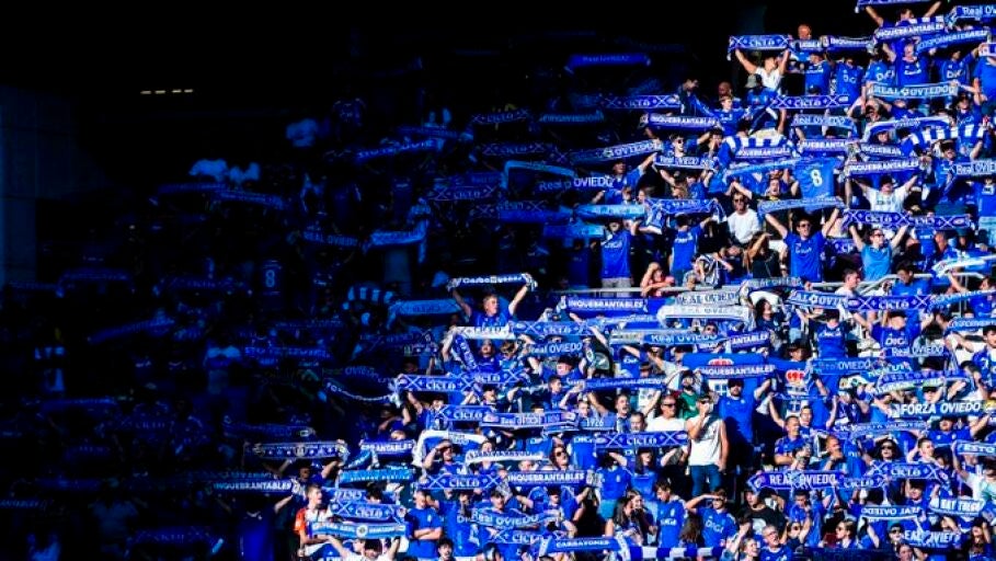 14-10-2025 Imagen de aficionados del Real Oviedo en el Carlos Tartiere.