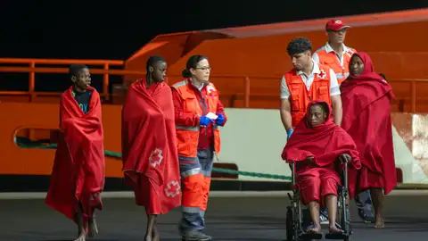 Migrantes rescatados este jueves de madrugada cuando trataban de llegar a Lanzarote en una lancha neumática. En la imagen parte de las once mujeres y dos menores que viajaban en el grupo. Los migrantes afirman que hay 3 desaparecidos. Migrantes rescatados este jueves de madrugada cuando trataban de llegar a Lanzarote en una lancha neumática. En la imagen parte de las once mujeres y dos menores que viajaban en el grupo. Los migrantes afirman que hay 3 desaparecidos.