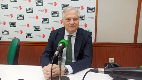 Francisco Ca&ntilde;izares en los estudios de Onda Cero Ciudad Real