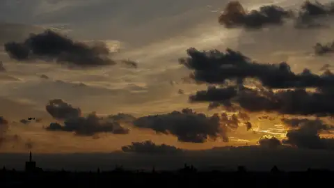 Vista general del atardecer nublado sobre la ciudad este miércoles cuando la Agencia Estatal de Meteorología (Aemet) ha establecido para la tarde del jueves el aviso amarillo en el interior norte de la provincia de Valencia por precipitaciones de 20 litros por metro cuadrado en una hora y tormentas con posible granizo. Vista general del atardecer nublado sobre la ciudad este miércoles cuando la Agencia Estatal de Meteorología (Aemet) ha establecido para la tarde del jueves el aviso amarillo en el interior norte de la provincia de Valencia por precipitaciones de 20 litros por metro cuadrado en una hora y tormentas con posible granizo.