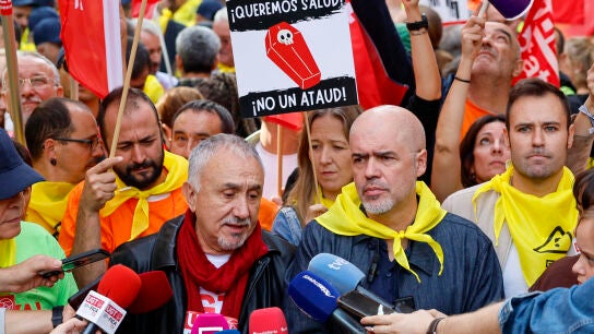MADRID, 16/10/2025.- El l&iacute;der de UGT, Pepe &Aacute;lvarez (c-i), hace declaraciones a la prensa en presencia de su hom&oacute;logo de CCOO, Unai Sordo
