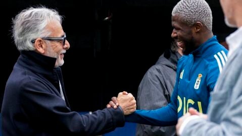 16-10-2025 Jes&uacute;s Mart&iacute;nez saluda a Kwasi Sibo en El Requex&oacute;n.