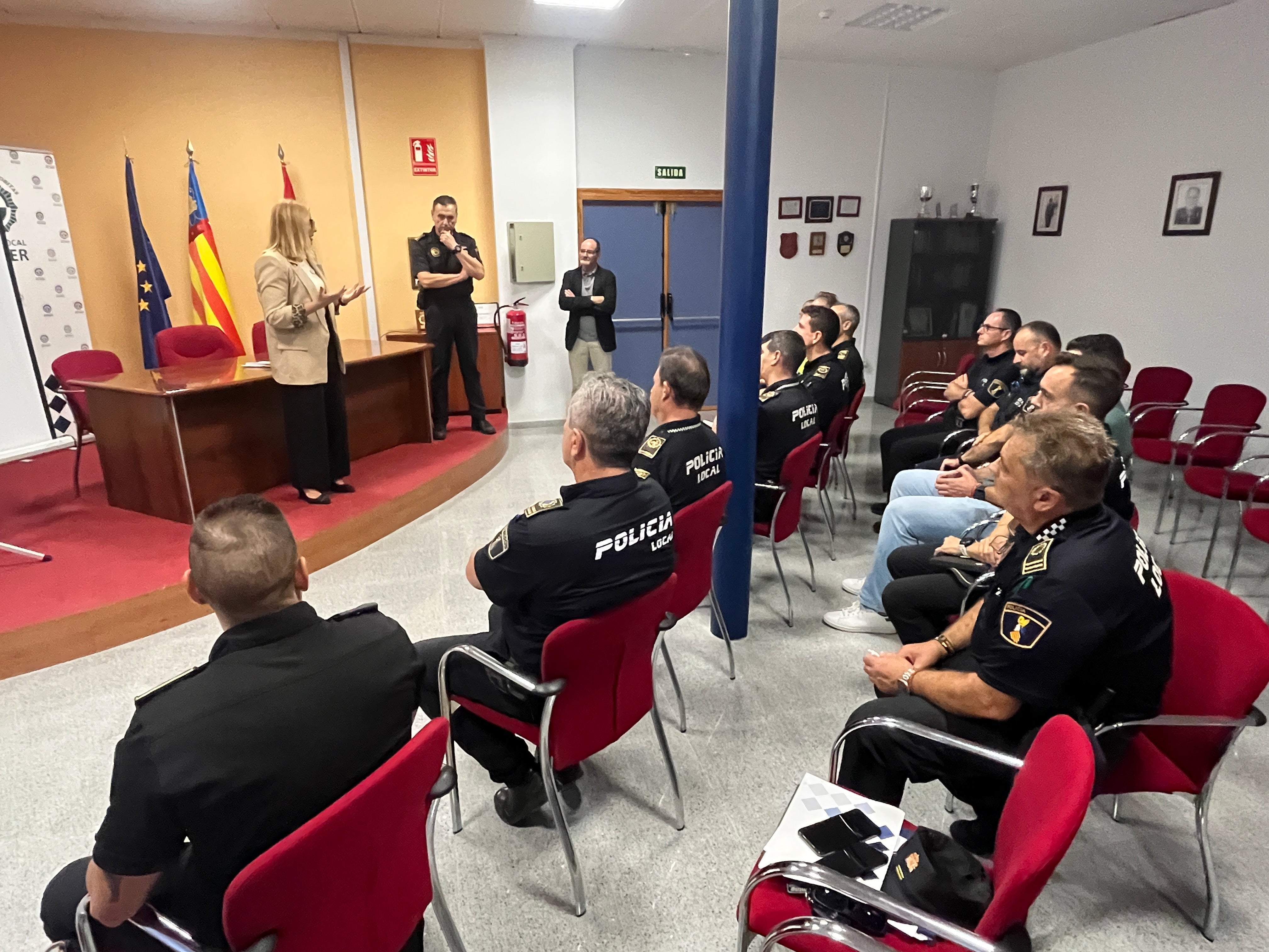 La Policía Local de nueve municipios del Medio y Alto Vinalopó compartirán sistema de comunicación La Policía Local de nueve municipios del Medio y Alto Vinalopó compartirán sistema de comunicación