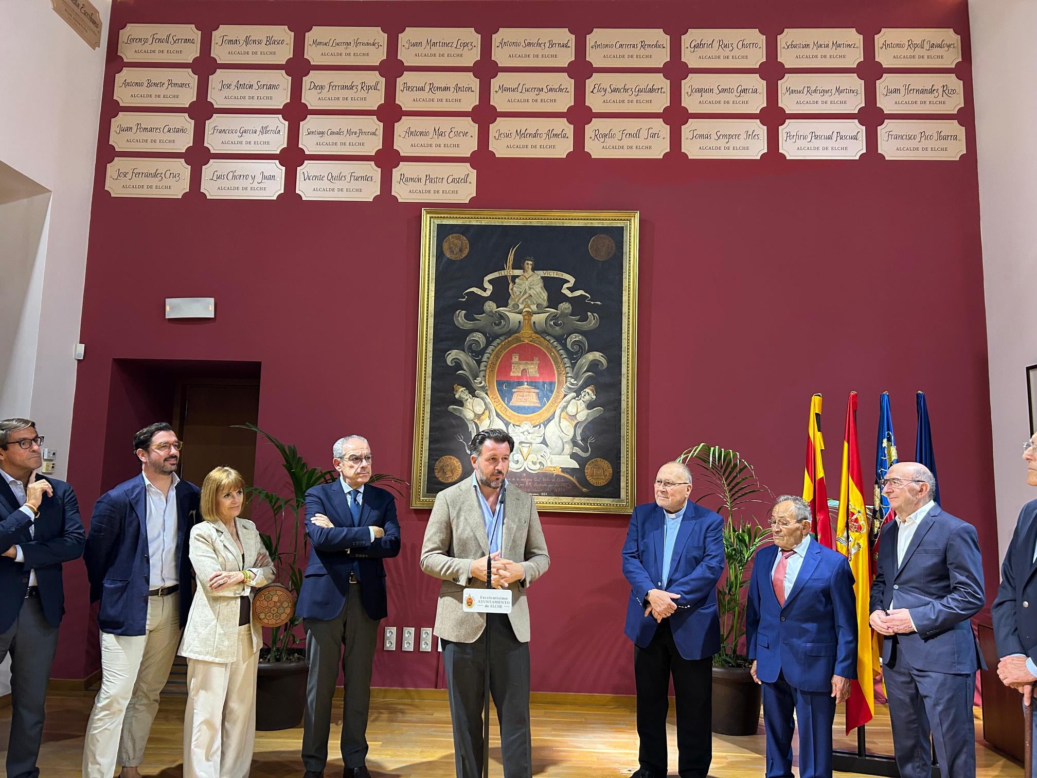 PP y Vox en Elche colocan en el Ayuntamiento placas de recuerdo de los hijos predilectos, adoptivos y de los alcaldes desde 1923 PP y Vox en Elche colocan en el Ayuntamiento placas de recuerdo de los hijos predilectos, adoptivos y de los alcaldes desde 1923