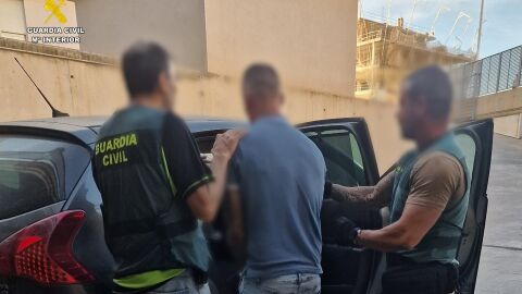 Agentes de la Guardia Civil con el detenido en Santa Pola pro presuntamente disparar contra su hermana.